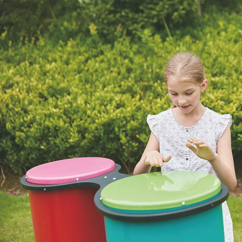 Два конгаса на открытом воздухе